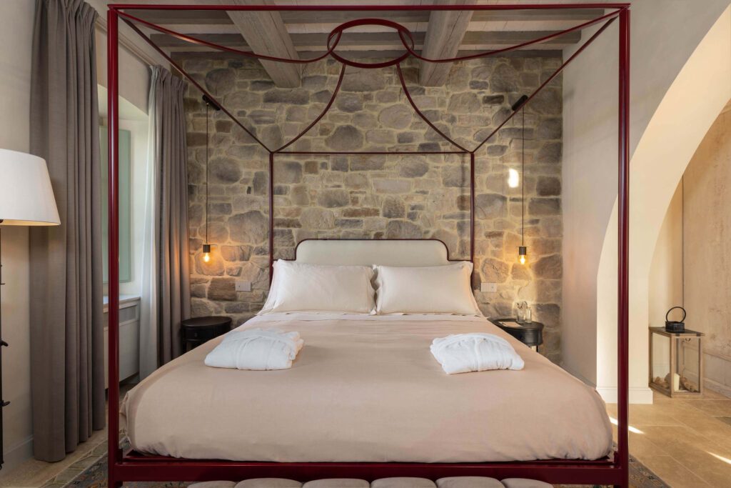 letto-con-baldacchino-suite-borgo-i-borghi-dell-eremo