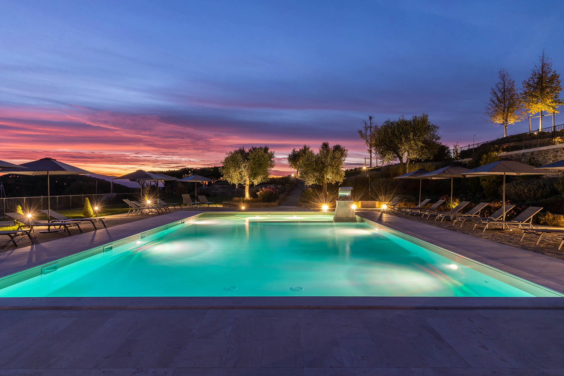 Piscina-tramonto-borghi-dell-eremo