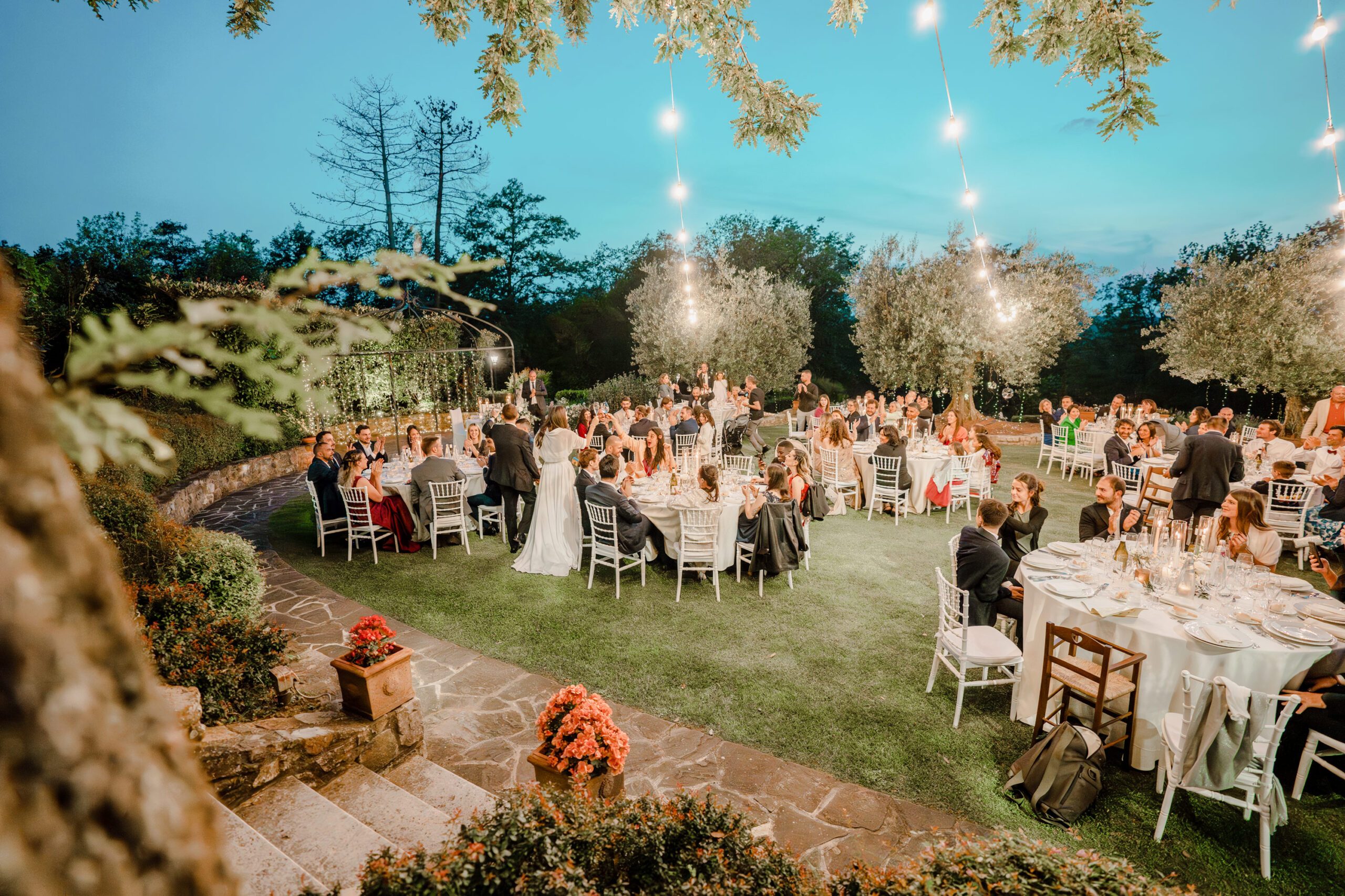 banchetto-esterno-sera-wedding-borghi-eremo